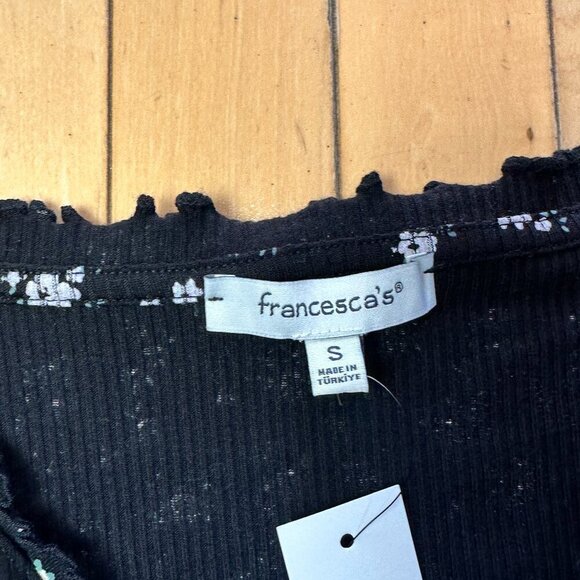 NWT Francesca's Cropped Lettuce Edged Ribbed Floral Button Front Top Size Small - Picture 4 of 11
